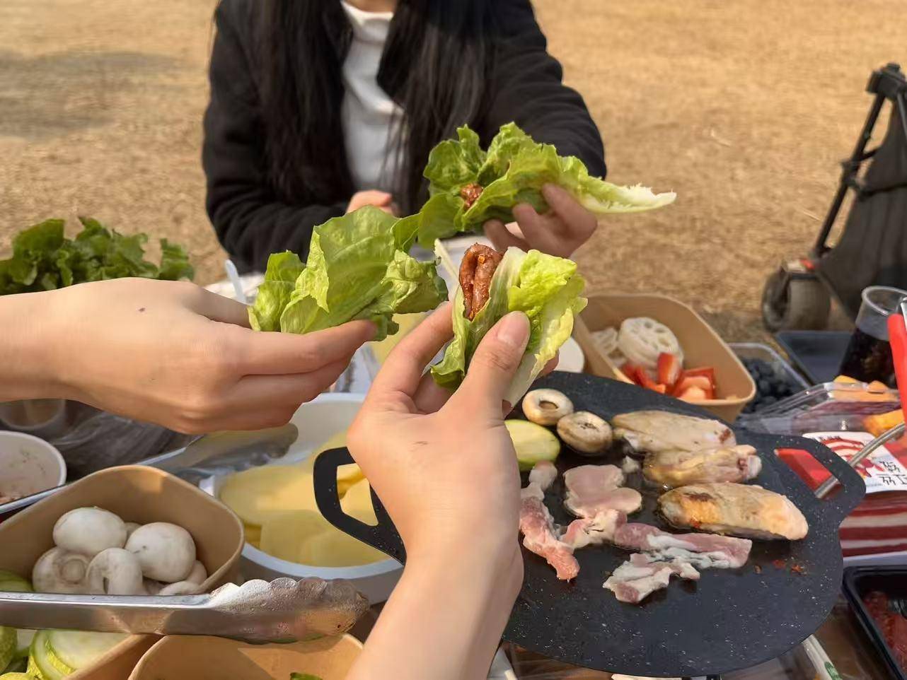 、围炉煮茶走俏成都户外又“忙”起来了瓦力游戏冬季露营升温！取暖装备上新(图2)